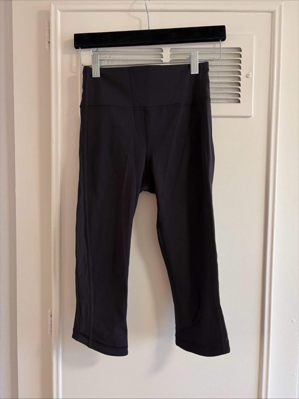lululemon athletica women’s 4 Solid Black Crop Leggings Pants Mesh Side Panel